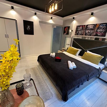 The Fame - Modern Studio In Top Location & Parking Craiova Kültér fotó