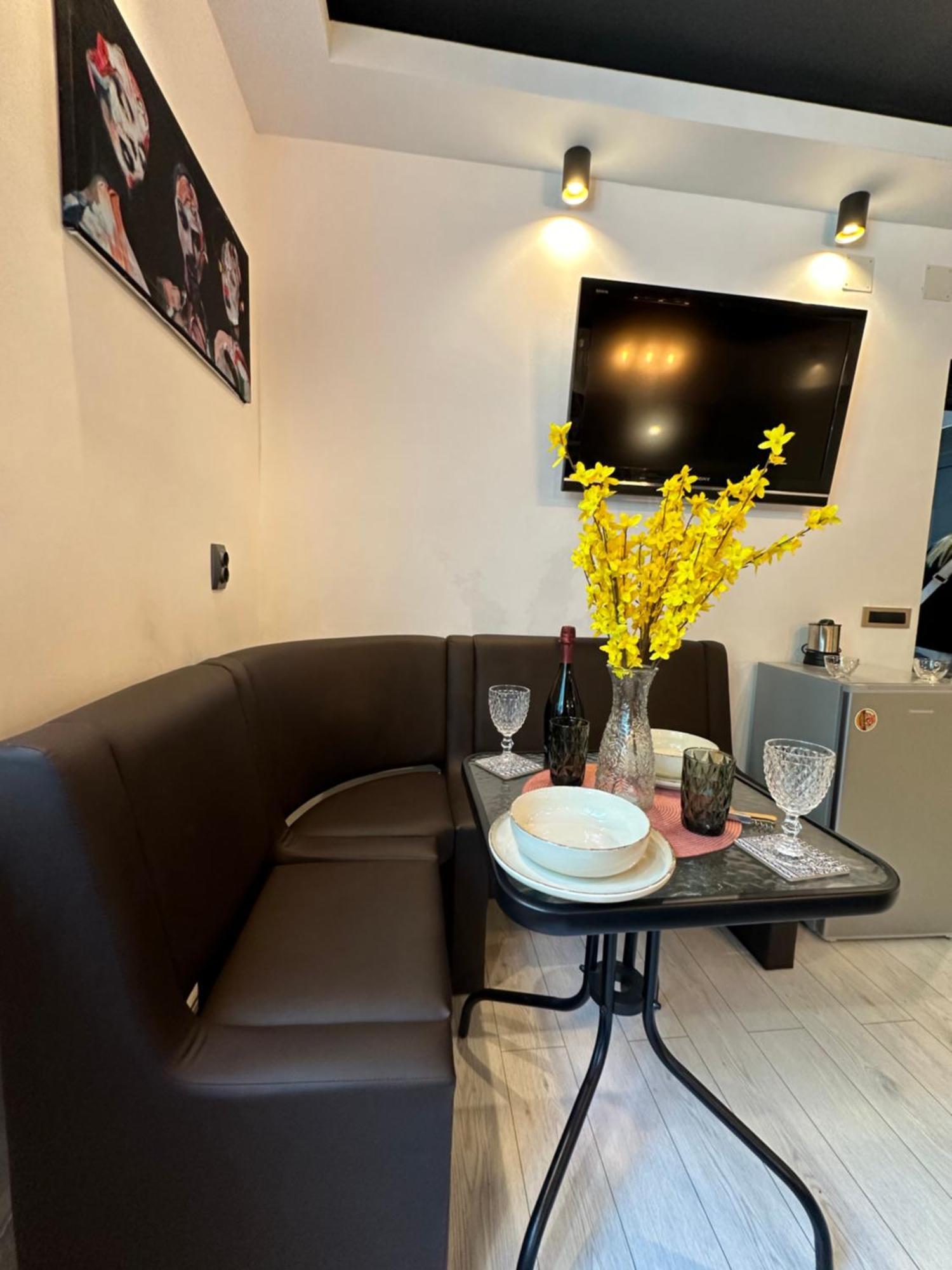 The Fame - Modern Studio In Top Location & Parking Craiova Kültér fotó